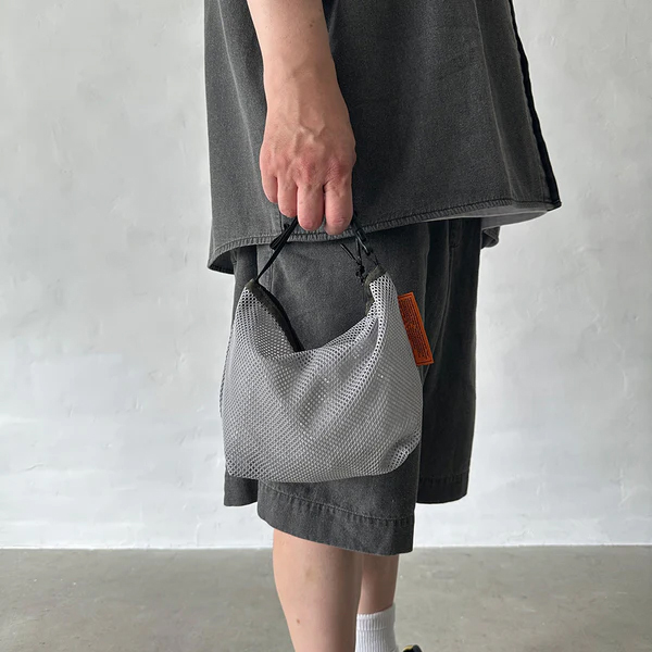 厚手でしなやかな素材感のメッシュ生地を使用したポーチ