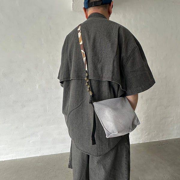 厚手でしなやかな素材感のメッシュ生地を使用したポーチ