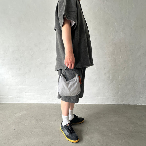 厚手でしなやかな素材感のメッシュ生地を使用したポーチ