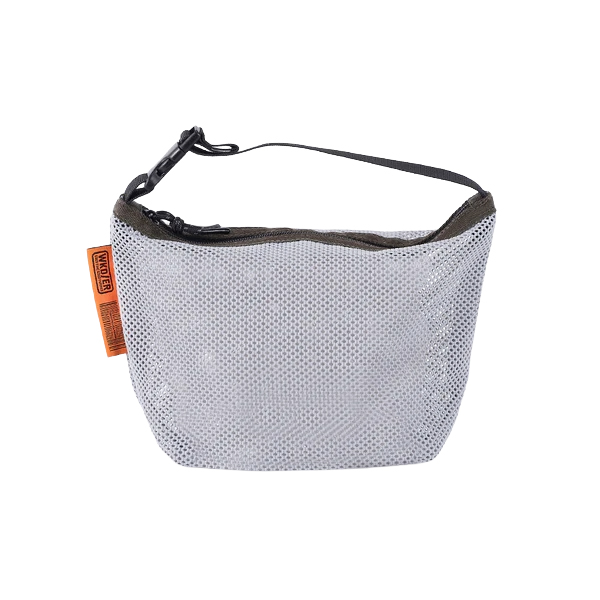 厚手でしなやかな素材感のメッシュ生地を使用したポーチ