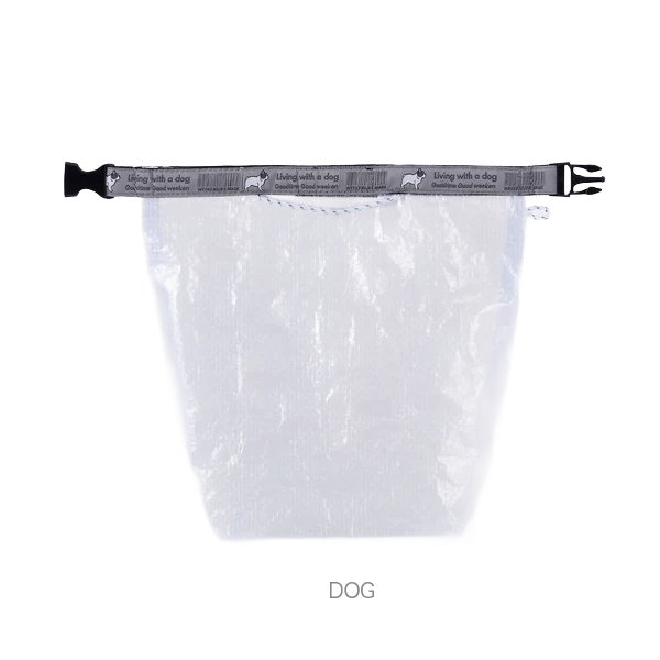 ポリエチレン素材のロールトップ仕様のバッグ。