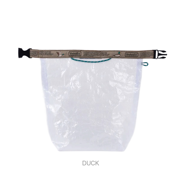 ポリエチレン素材のロールトップ仕様のバッグ。