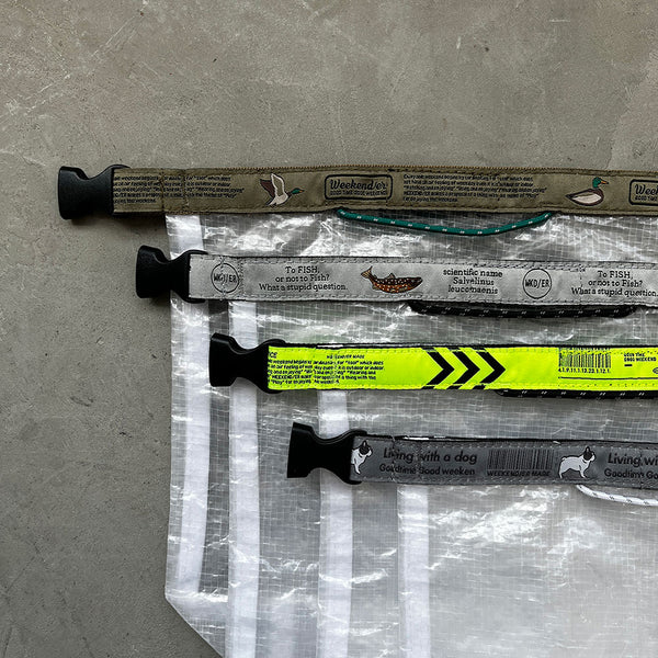 ポリエチレン素材のロールトップ仕様のバッグ。