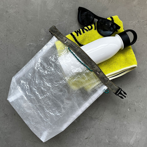 ポリエチレン素材のロールトップ仕様のバッグ。