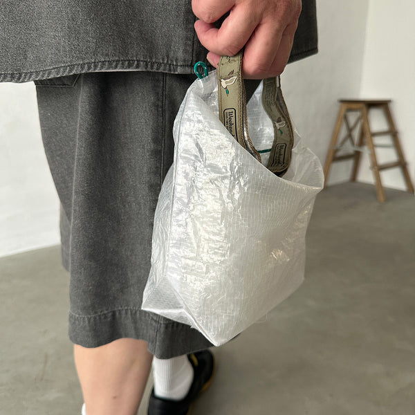 ポリエチレン素材のロールトップ仕様のバッグ。