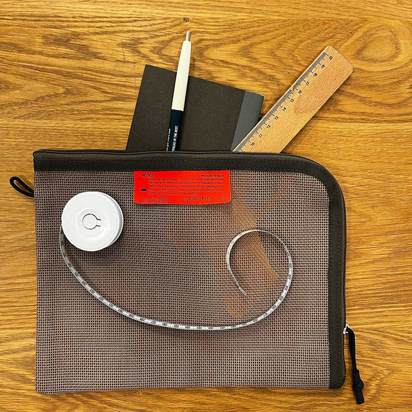 塩ビでコーティングされた硬めのメッシュ生地を使用したポーチ