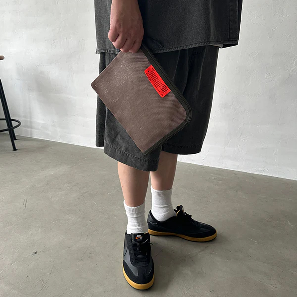 塩ビでコーティングされた硬めのメッシュ生地を使用したポーチ