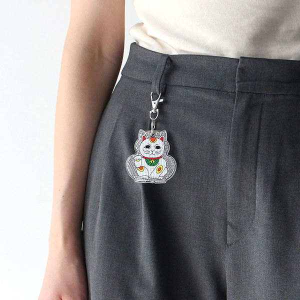 イラストレーター MIDORI KOMATSU による、ポップでカラフルなイラストが魅力のリフレクター。