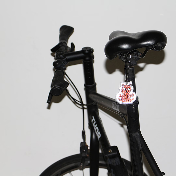 イラストレーター MIDORI KOMATSU による、ポップでカラフルなイラストが魅力のリフレクター。