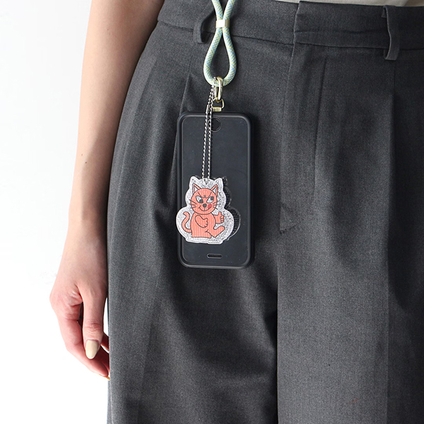 イラストレーター MIDORI KOMATSU による、ポップでカラフルなイラストが魅力のリフレクター。