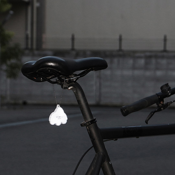 イラストレーター MIDORI KOMATSU による、ポップでカラフルなイラストが魅力のリフレクター。