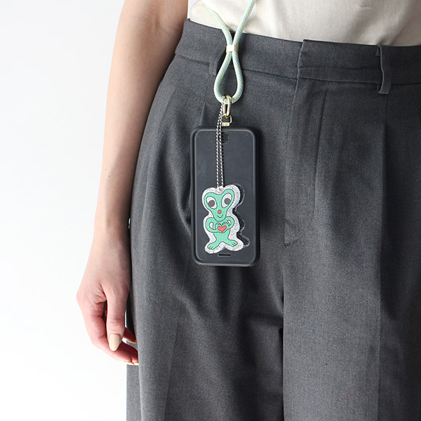 イラストレーター MIDORI KOMATSU による、ポップでカラフルなイラストが魅力のリフレクター。