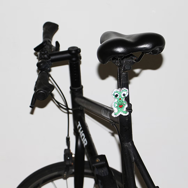 イラストレーター MIDORI KOMATSU による、ポップでカラフルなイラストが魅力のリフレクター。