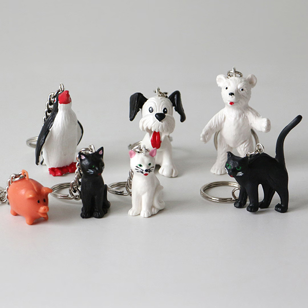 動物たちの愛らしい表情に思わず目を引かれる、ハンドペイント仕上げのPVC製キーホルダー。