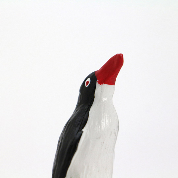 動物たちの愛らしい表情に思わず目を引かれる、ハンドペイント仕上げのPVC製キーホルダー。