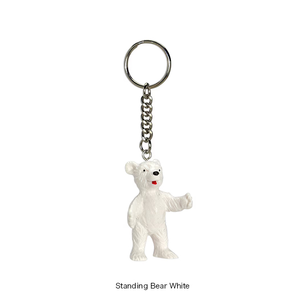 動物たちの愛らしい表情に思わず目を引かれる、ハンドペイント仕上げのPVC製キーホルダー。