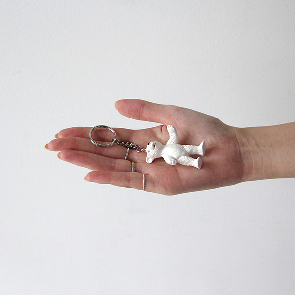 動物たちの愛らしい表情に思わず目を引かれる、ハンドペイント仕上げのPVC製キーホルダー。