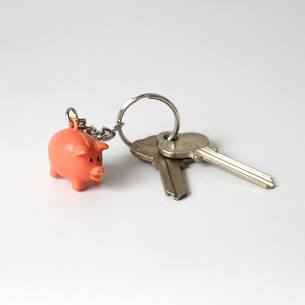 動物たちの愛らしい表情に思わず目を引かれる、ハンドペイント仕上げのPVC製キーホルダー。