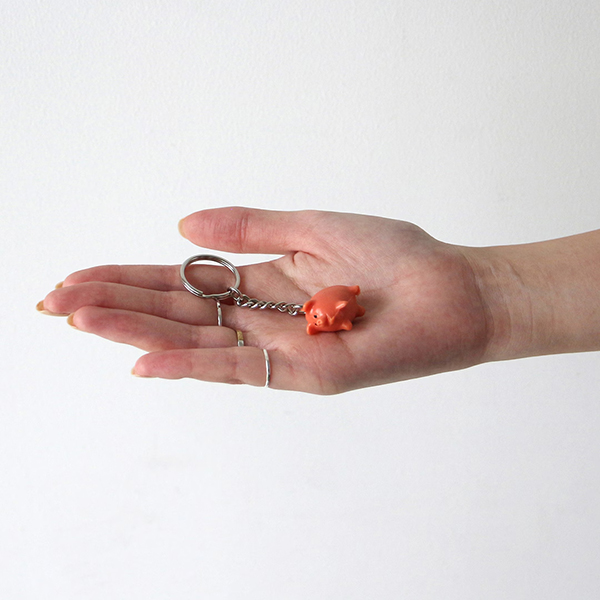 動物たちの愛らしい表情に思わず目を引かれる、ハンドペイント仕上げのPVC製キーホルダー。