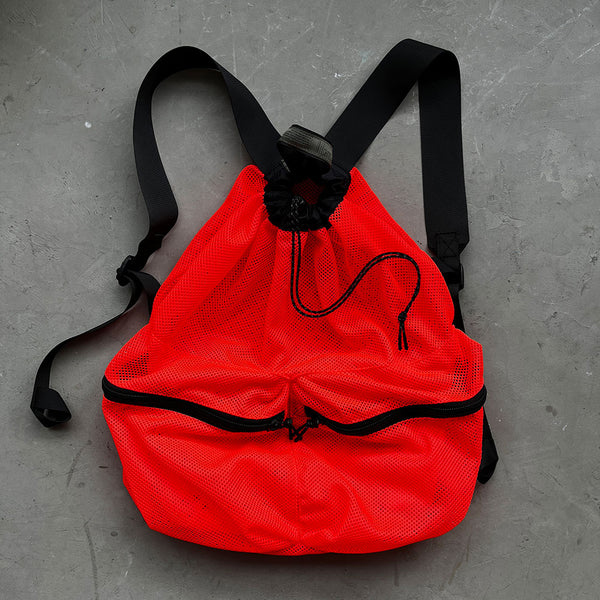 厚手でしなやかな素材感のメッシュ生地を使用したバックパック