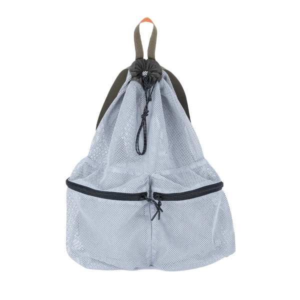 厚手でしなやかな素材感のメッシュ生地を使用したバックパック