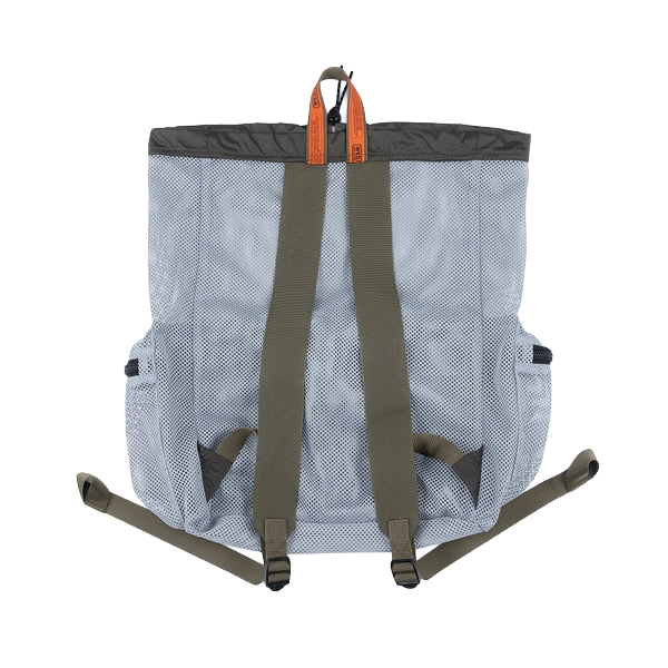 厚手でしなやかな素材感のメッシュ生地を使用したバックパック