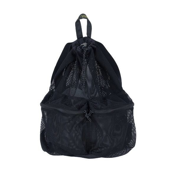 厚手でしなやかな素材感のメッシュ生地を使用したバックパック