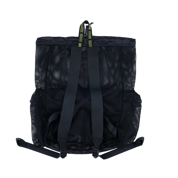 厚手でしなやかな素材感のメッシュ生地を使用したバックパック