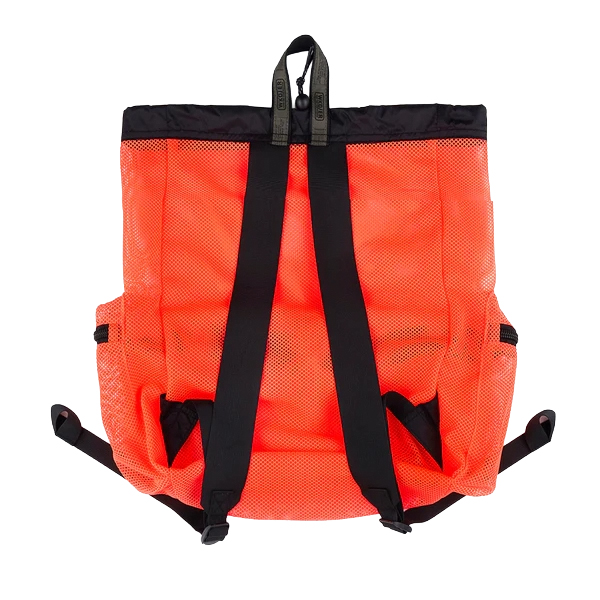 厚手でしなやかな素材感のメッシュ生地を使用したバックパック