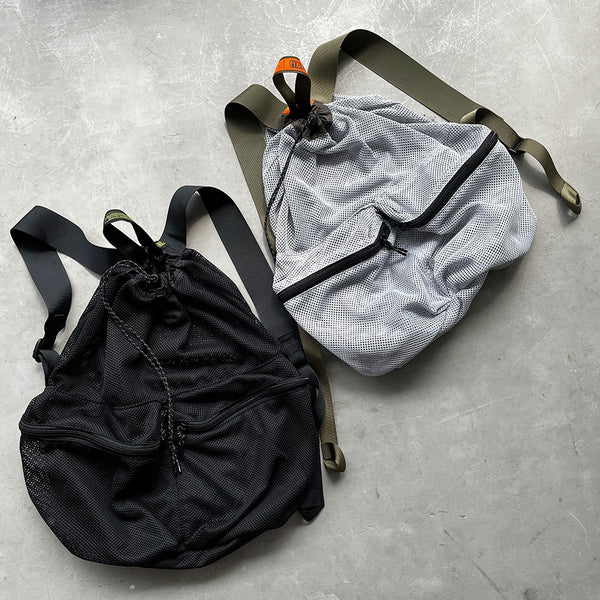 厚手でしなやかな素材感のメッシュ生地を使用したバックパック