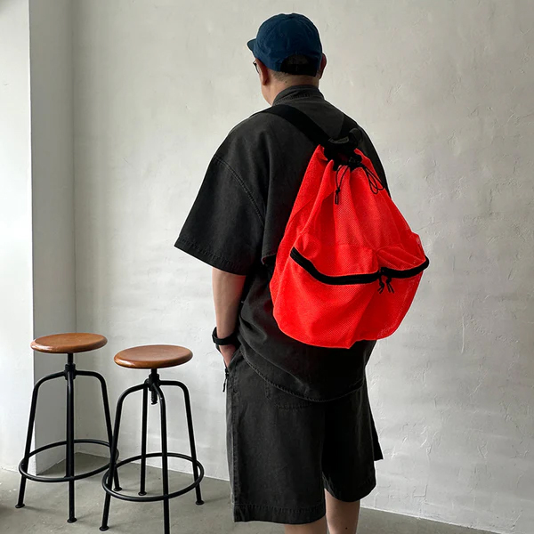 厚手でしなやかな素材感のメッシュ生地を使用したバックパック