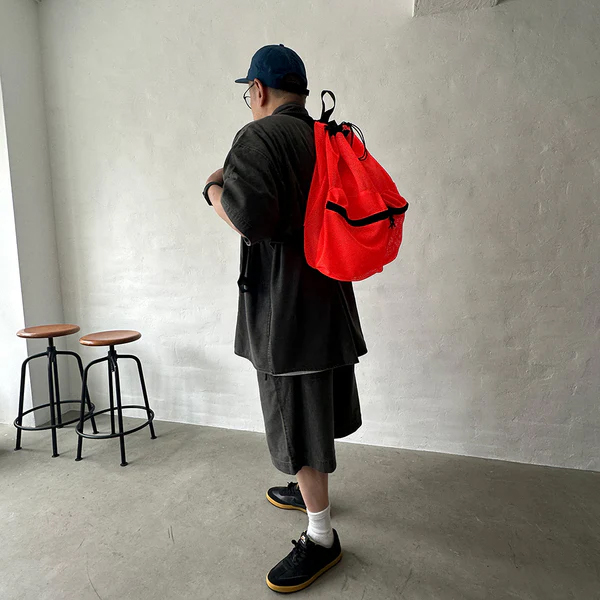 厚手でしなやかな素材感のメッシュ生地を使用したバックパック