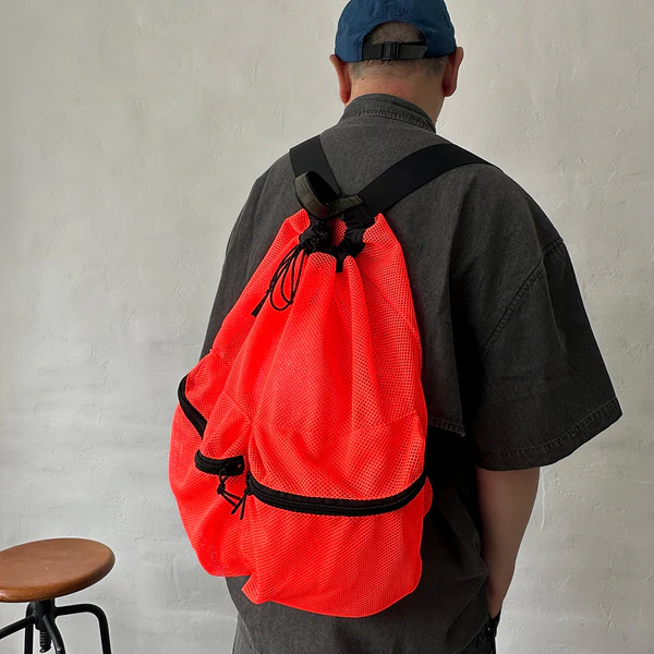 厚手でしなやかな素材感のメッシュ生地を使用したバックパック