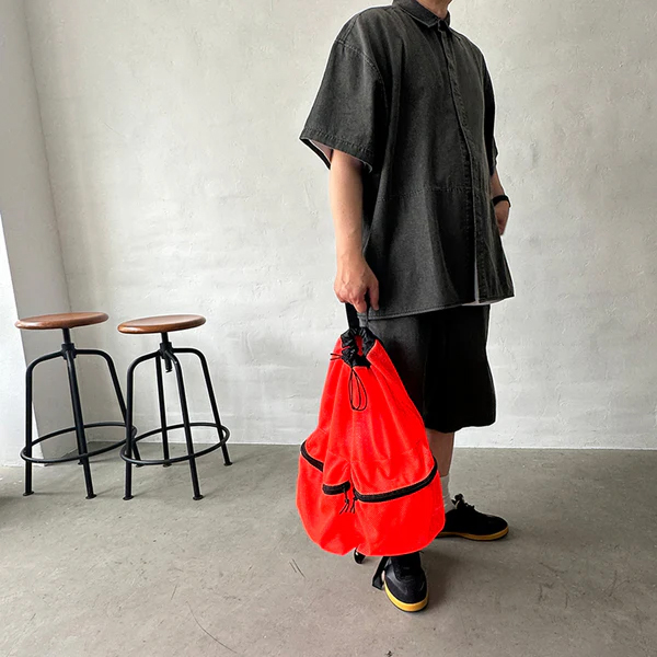 厚手でしなやかな素材感のメッシュ生地を使用したバックパック