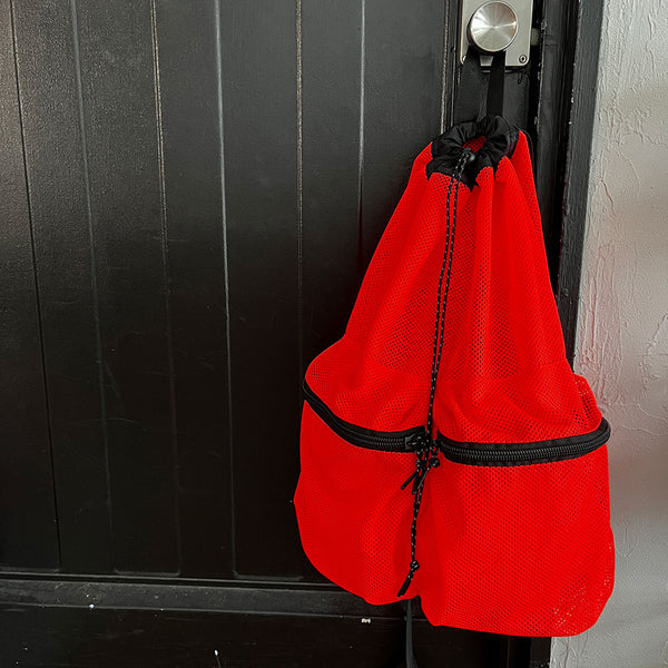 厚手でしなやかな素材感のメッシュ生地を使用したバックパック