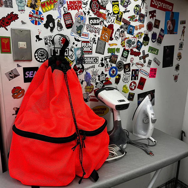 厚手でしなやかな素材感のメッシュ生地を使用したバックパック