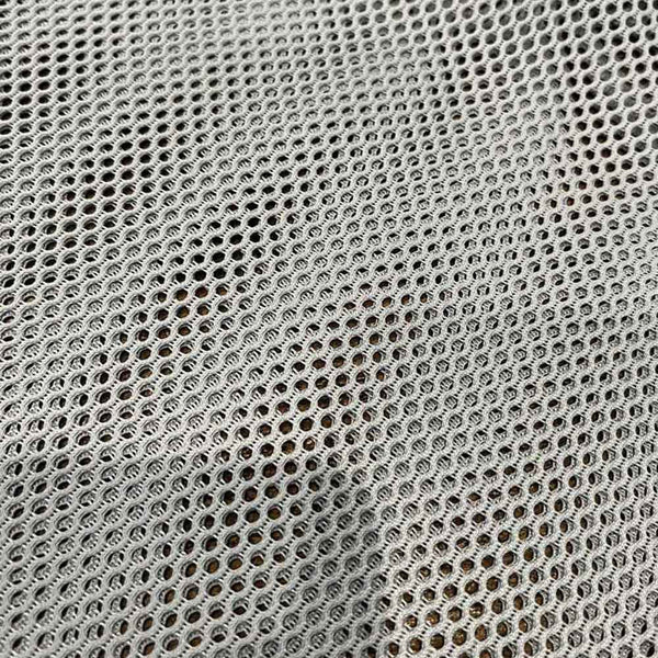 厚手でしなやかな素材感のメッシュ生地を使用したバックパック