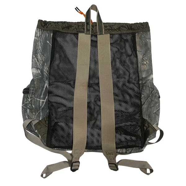 厚手でしなやかな素材感のメッシュ生地を使用したバックパック