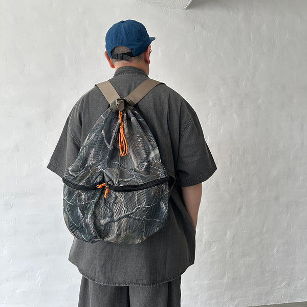 厚手でしなやかな素材感のメッシュ生地を使用したバックパック