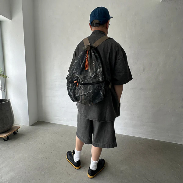 厚手でしなやかな素材感のメッシュ生地を使用したバックパック