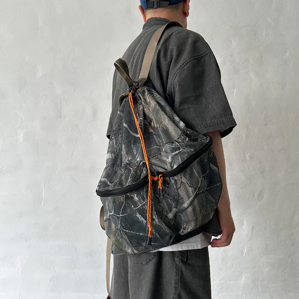 厚手でしなやかな素材感のメッシュ生地を使用したバックパック
