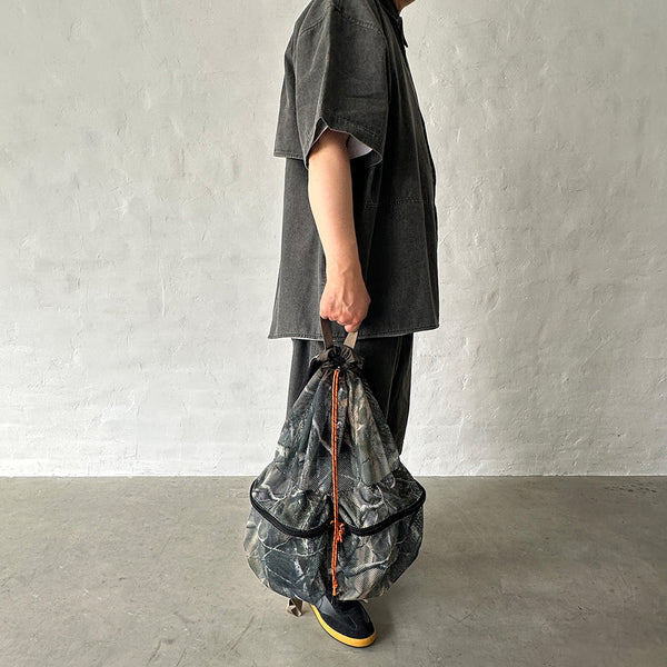 厚手でしなやかな素材感のメッシュ生地を使用したバックパック