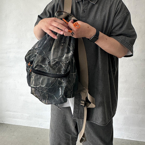 厚手でしなやかな素材感のメッシュ生地を使用したバックパック