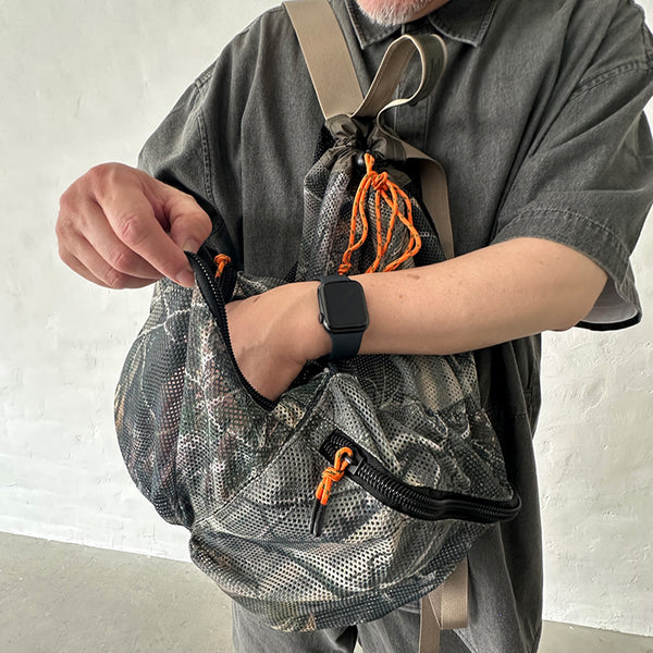 厚手でしなやかな素材感のメッシュ生地を使用したバックパック