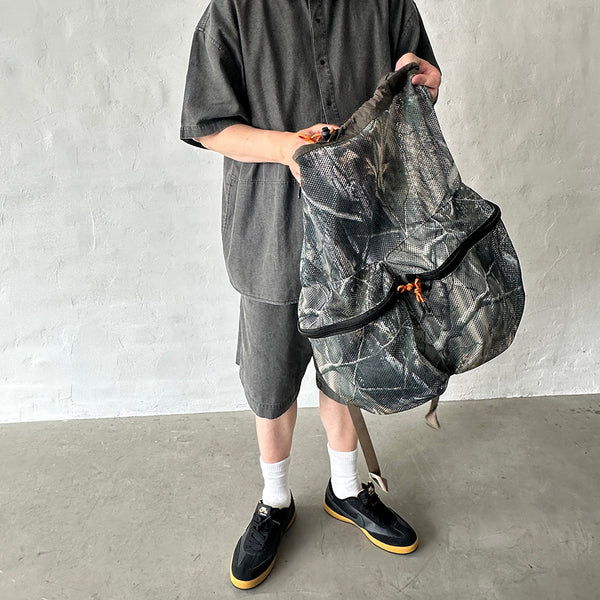 厚手でしなやかな素材感のメッシュ生地を使用したバックパック