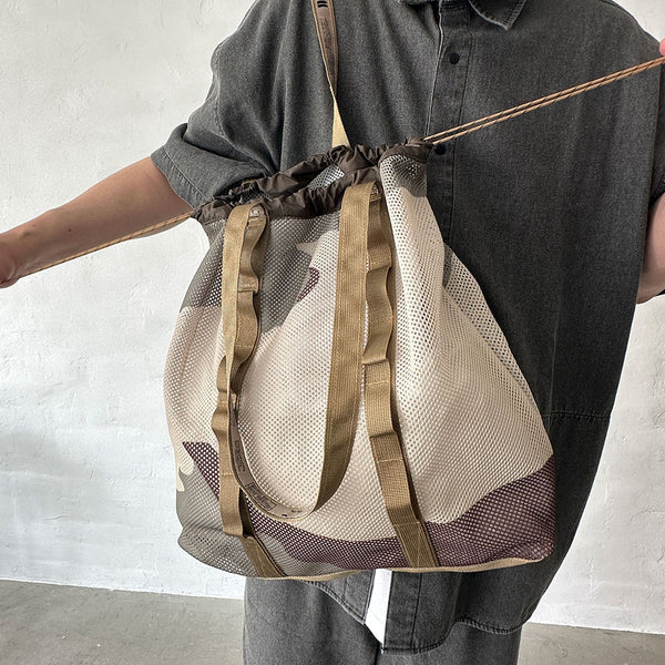 厚手でしなやかな素材感のメッシュ生地を使用したトートバッグ