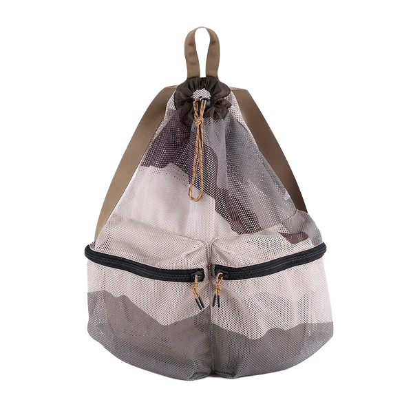 厚手でしなやかな素材感のメッシュ生地を使用したバックパック