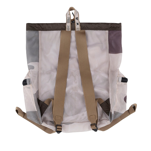 厚手でしなやかな素材感のメッシュ生地を使用したバックパック