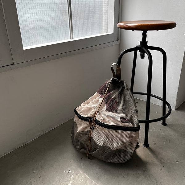 厚手でしなやかな素材感のメッシュ生地を使用したバックパック