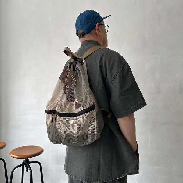 厚手でしなやかな素材感のメッシュ生地を使用したバックパック